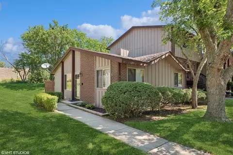 602 Forum Dr, Roselle, IL 60172