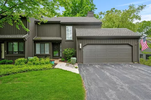 488 Woodview Rd, Lake Barrington, IL 60010