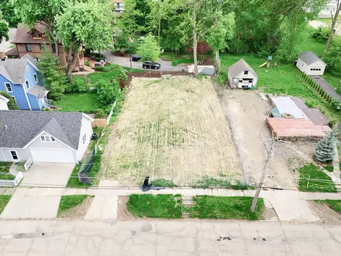 321 Lincoln Ave, Woodstock, IL 60098