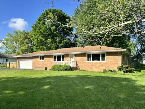 211 Brookview Dr, Farmer City, IL 61842