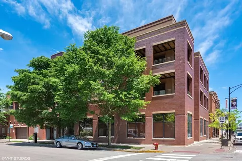 3207 N Clifton Ave #301, Chicago, IL 60657