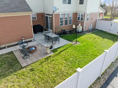 Exterior - 266 Longview Dr, Elgin, IL 60124 photo 4 of 5