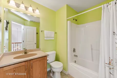 Bath - 266 Longview Dr, Elgin, IL 60124 photo 2 of 2