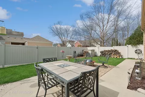 Exterior - 266 Longview Dr, Elgin, IL 60124 photo 3 of 5