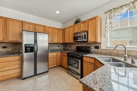 Kitchen - 266 Longview Dr, Elgin, IL 60124 photo 2 of 3