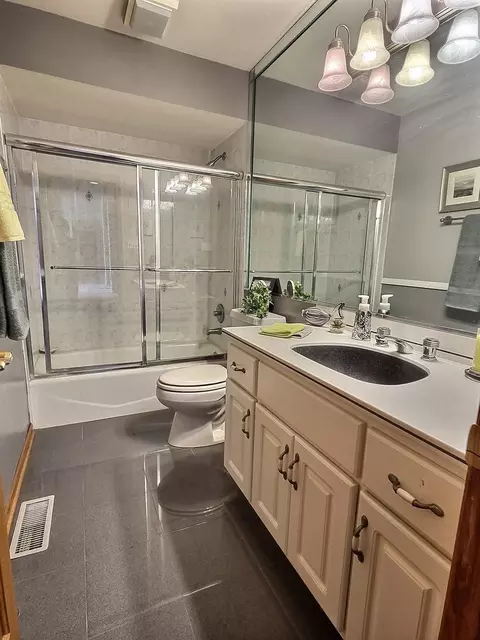 Bath - 5340 W Heatherbrook Trl, Monee, IL 60449 photo 2 of 3