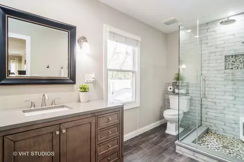 Bath - 4700 Dawngate Ln, Rolling Meadows, IL 60008 photo 1 of 2