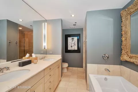 Bath - 57 E Delaware Pl #2101, Chicago, IL 60611 photo 1 of 2