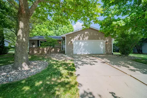 2208 Woodhavens Dr, Bloomington, IL 61701