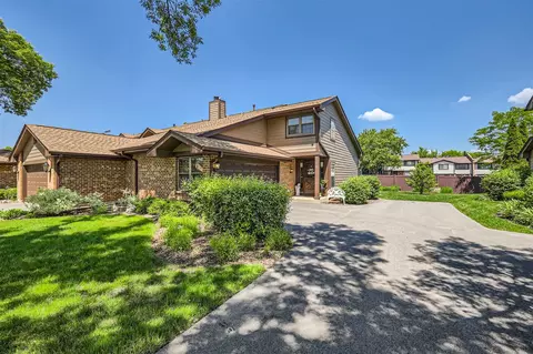 18 Prairie Dr, Westmont, IL 60559