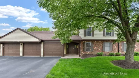 2105 Lancaster Cir #102B, Naperville, IL 60565