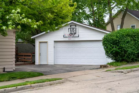 Exterior - 604 E 3rd St, Dixon, IL 61021 photo 5 of 7
