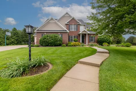 31 Cloverhill Cir, Bloomington, IL 61705