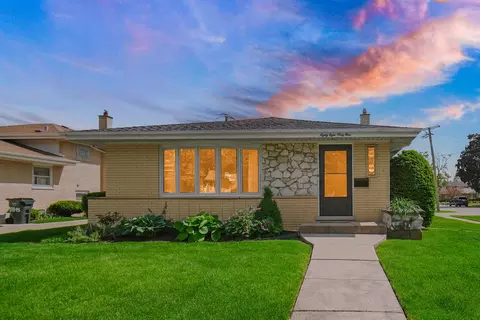 8849 Congress Park Ave, Brookfield, IL 60513