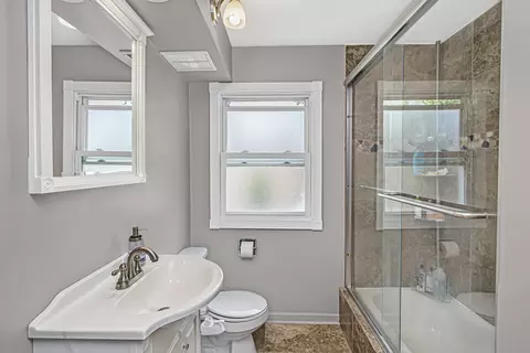892 S 3rd Ave, Des Plaines, IL 60016 photo 16