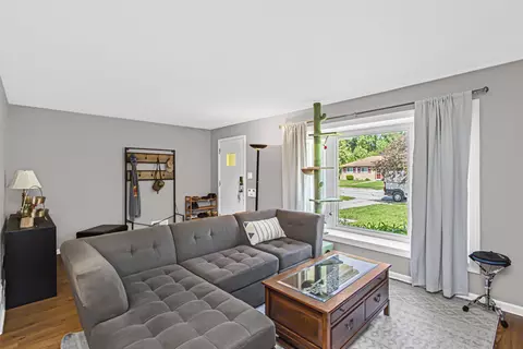 892 S 3rd Ave, Des Plaines, IL 60016 photo 4