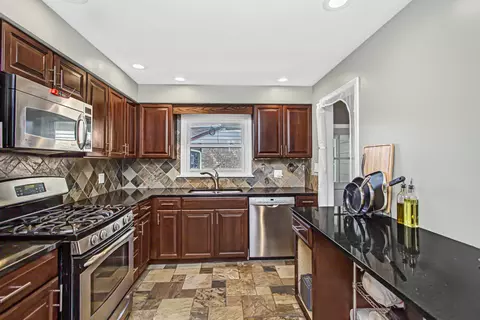 892 S 3rd Ave, Des Plaines, IL 60016 photo 9