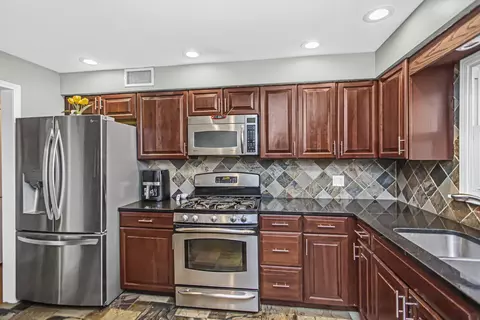 892 S 3rd Ave, Des Plaines, IL 60016 photo 8