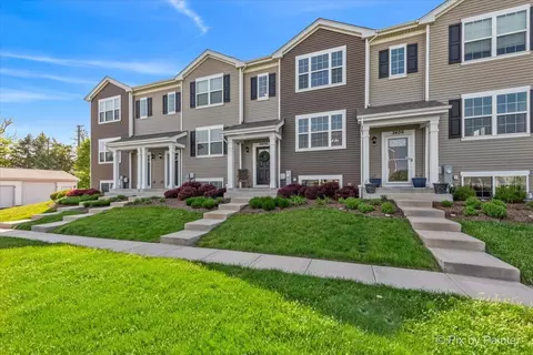 2404 Aurora Dr, Pingree Grove, IL 60140