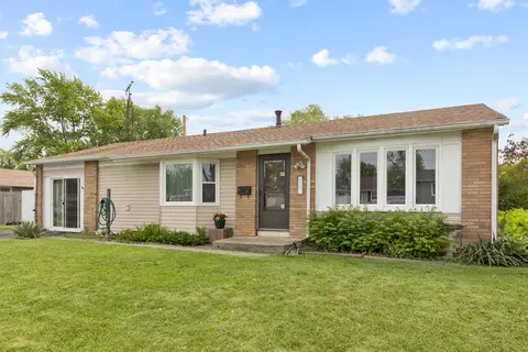 135 Pecos Cir, Carpentersville, IL 60110