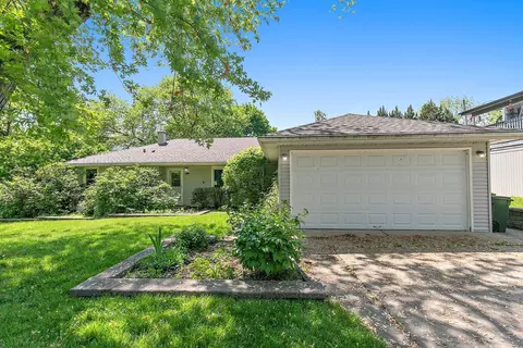 135 Linden Ave, East Dundee, IL 60118