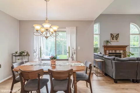 Dining - 1246 Coldspring Rd, Elgin, IL 60120 photo 2 of 2
