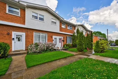 8825 N Grand St, Niles, IL 60714