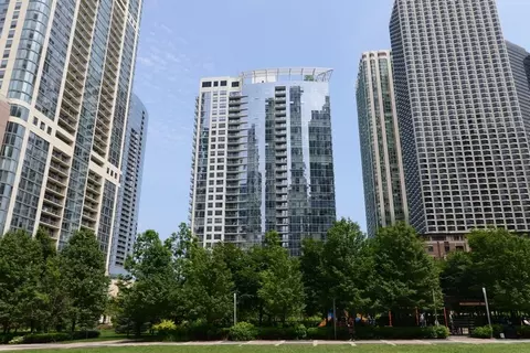 201 N Westshore Dr #607, Chicago, IL 60601