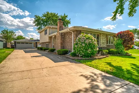 8453 Horseshoe Dr, Tinley Park, IL 60487