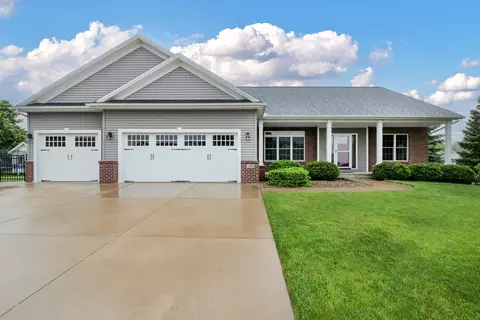 110 Whitetail Ln, Hudson, IL 61748