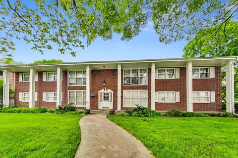 1777 Dewes St #C, Glenview, IL 60025