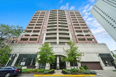 828 W Grace St #1004, Chicago, IL 60613