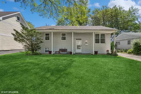 61 Redwood Trl, Wheeling, IL 60090