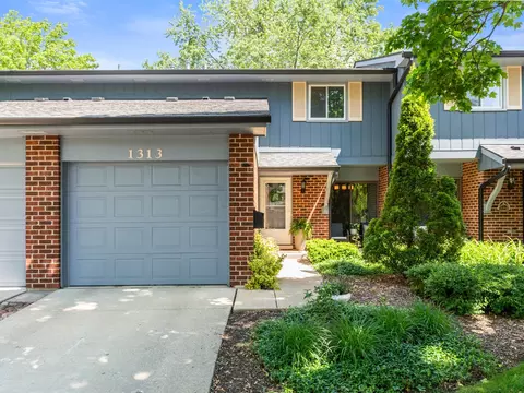 1313 Loughborough Ct, Wheaton, IL 60189