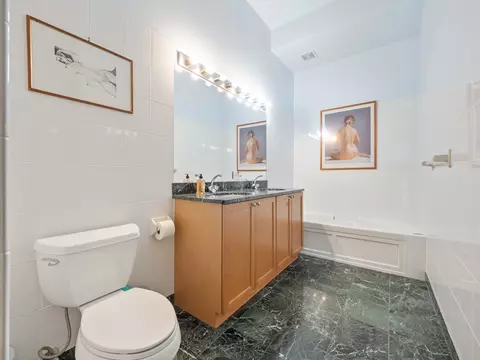 Bath - 321 S Sangamon St #905, Chicago, IL 60607 photo 2 of 3