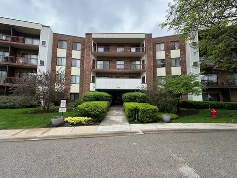 1500 Harbour Dr #1S, Wheeling, IL 60090