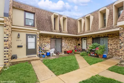 2070 Country Club Dr #2070, Woodridge, IL 60517
