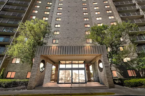 6340 Americana Dr #822, Willowbrook, IL 60527