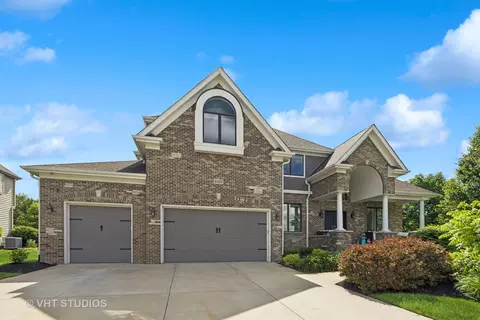 5432 Silk Oak Dr, Naperville, IL 60564