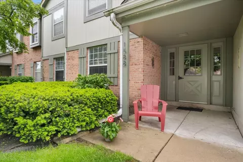 1588 Stonehill Ct #B, Wheaton, IL 60189