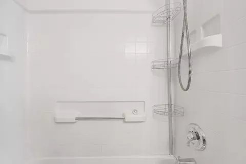 Bath - 1891 Cattail Cir, Aurora, IL 60504 photo 3 of 5