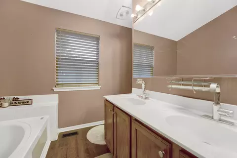 Bath - 1891 Cattail Cir, Aurora, IL 60504 photo 4 of 5