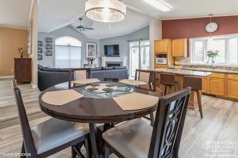 1067 Lakeview Rd, Elgin, IL 60123 photo 9