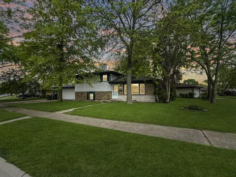 19054 Sherman St, Lansing, IL 60438