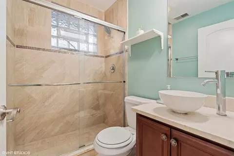 Bath - 536 E 44th St #2, Chicago, IL 60653 photo 3 of 3