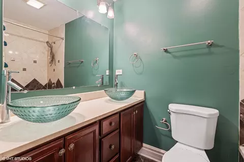 Bath - 536 E 44th St #2, Chicago, IL 60653 photo 1 of 3