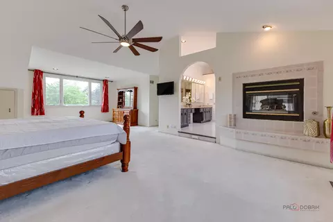 Bedroom - 5185 Barcroft Dr, Hoffman Estates, IL 60010 photo 3 of 5