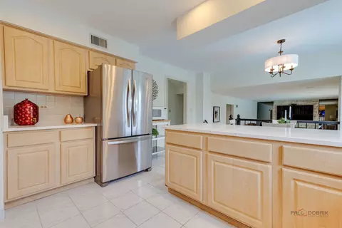 Kitchen - 5185 Barcroft Dr, Hoffman Estates, IL 60010 photo 4 of 6