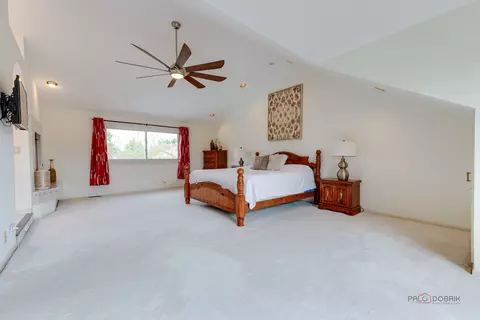 Bedroom - 5185 Barcroft Dr, Hoffman Estates, IL 60010 photo 1 of 5