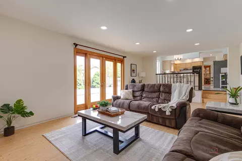 Living - 5185 Barcroft Dr, Hoffman Estates, IL 60010 photo 6 of 7